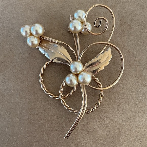 Jewelry - Vtg Brooch Gold Tone Pin Faux Pearl Clusters Floral Leaves Braided Loop 40s 50s
